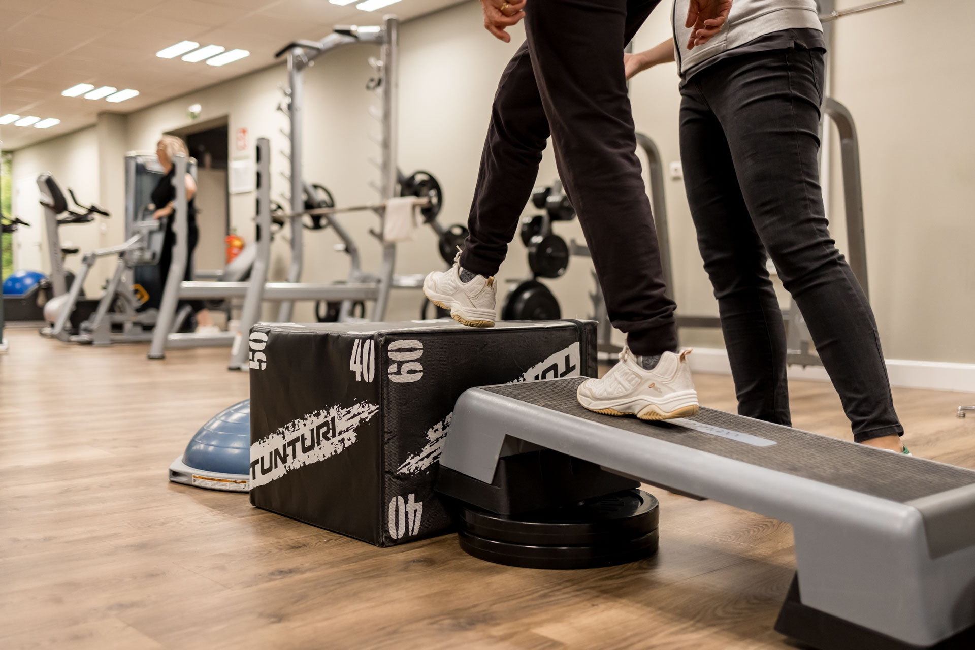 Fotografie van het Valpreventie Project door Onis Welzijn – een waardevol initiatief om senioren te helpen vallen te voorkomen. Professionele reportagefotografie die de interactie, oefeningen en voorlichting rondom valpreventie in beeld brengt. Gemaakt door Evelien Thijssen Fotografie in Someren en omgeving.