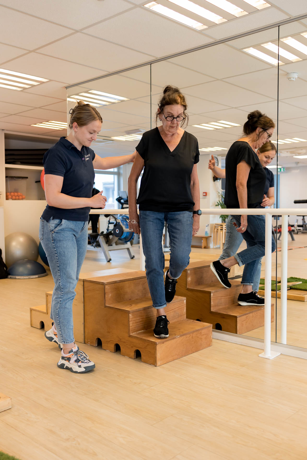 Fotografie van het Valpreventie Project door Onis Welzijn – een waardevol initiatief om senioren te helpen vallen te voorkomen. Professionele reportagefotografie die de interactie, oefeningen en voorlichting rondom valpreventie in beeld brengt. Gemaakt door Evelien Thijssen Fotografie in Someren en omgeving.
