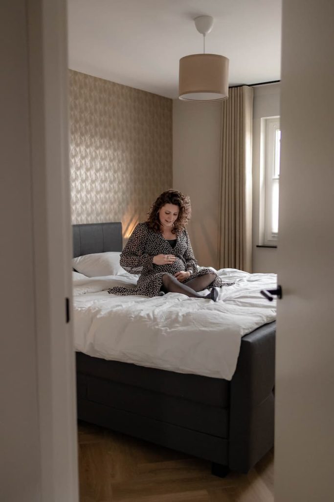 Zwangerschapsshoot door Evelien Thijssen Fotografie – een intieme en liefdevolle maternity fotoshoot die de magie van het moederschap vastlegt. Puur, natuurlijk en tijdloos, perfect om deze bijzondere periode voor altijd te koesteren. Professionele zwangerschapsfotografie in Someren en omgeving.
