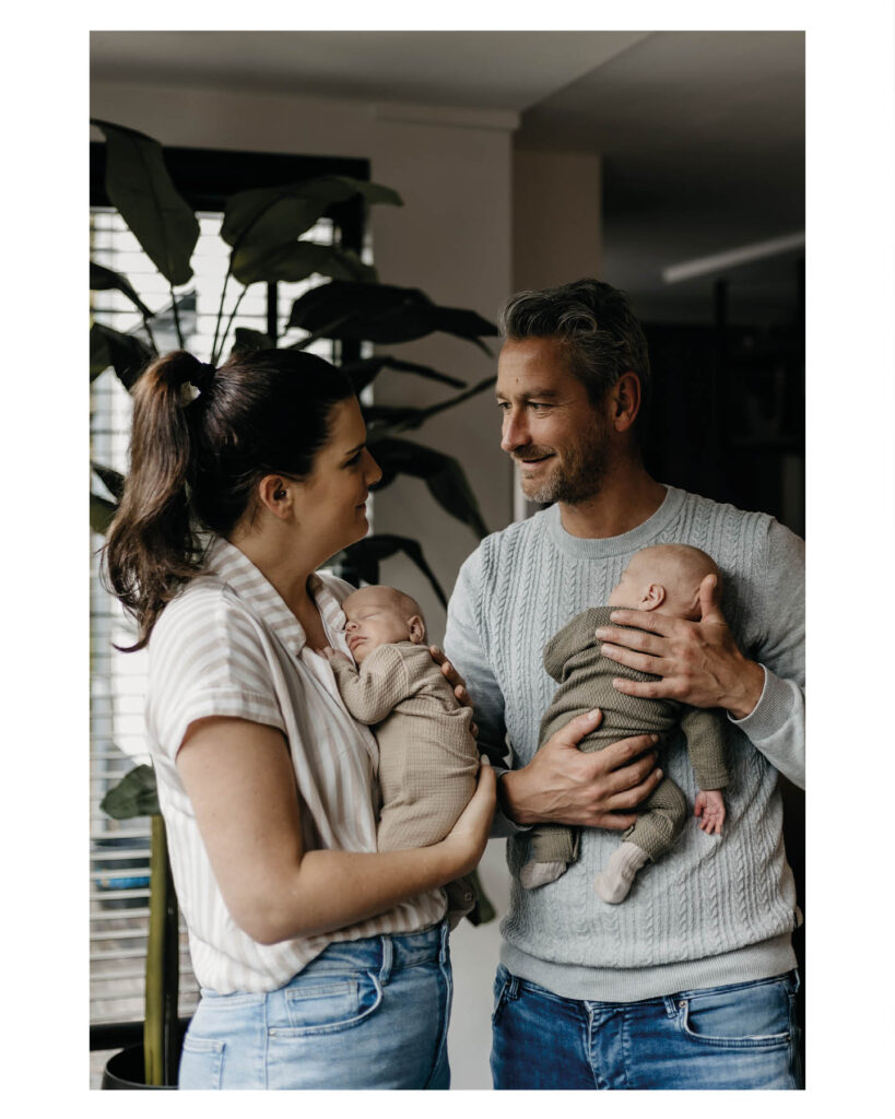 Ontroerende newborn fotografie van een pasgeboren tweeling door Evelien Thijssen. Puur, liefdevol en tijdloos vastgelegd in een warme lifestyle setting.