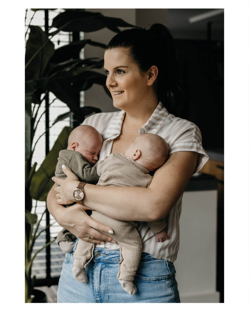 Ontroerende newborn fotografie van een pasgeboren tweeling door Evelien Thijssen. Puur, liefdevol en tijdloos vastgelegd in een warme lifestyle setting.