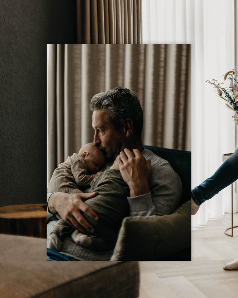Ontroerende newborn fotografie van een pasgeboren tweeling door Evelien Thijssen. Puur, liefdevol en tijdloos vastgelegd in een warme lifestyle setting.