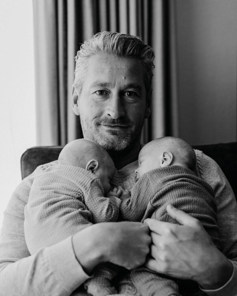 Ontroerende newborn fotografie van een pasgeboren tweeling door Evelien Thijssen. Puur, liefdevol en tijdloos vastgelegd in een warme lifestyle setting.