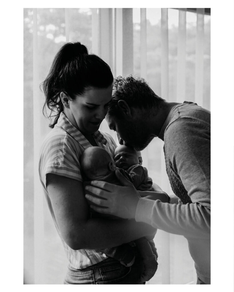 Ontroerende newborn fotografie van een pasgeboren tweeling door Evelien Thijssen. Puur, liefdevol en tijdloos vastgelegd in een warme lifestyle setting.