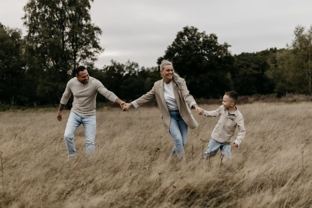Gezinsshoot in de natuur met spontane en warme momenten, vastgelegd door fotograaf Evelien Thijssen.