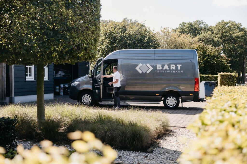 Strak tegelwerk uitgevoerd door Bart Tegelwerken uit Liessel, met oog voor detail en een hoogwaardige afwerking.