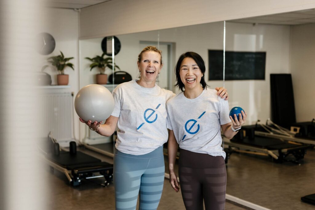 Fotografie van Pilateslessen bij Essenz Pilates in Eindhoven, met focus op persoonlijke begeleiding, moderne apparatuur en een rustige, lichte studio.