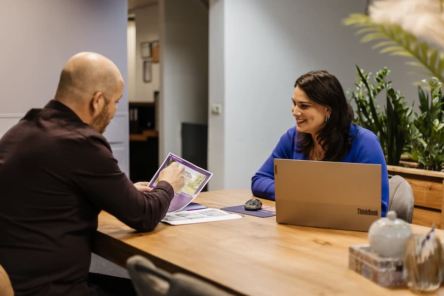 Bedrijfsfotografie voor de nieuwe website van Wijnen Vastgoed in het centrum van Someren, met professionele portretten en sfeerbeelden.