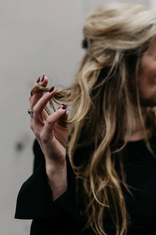 Branding shoot en zakelijk portret van een uitvaartverzorger, met een warme en persoonlijke uitstraling die vertrouwen en rust uitstraalt.