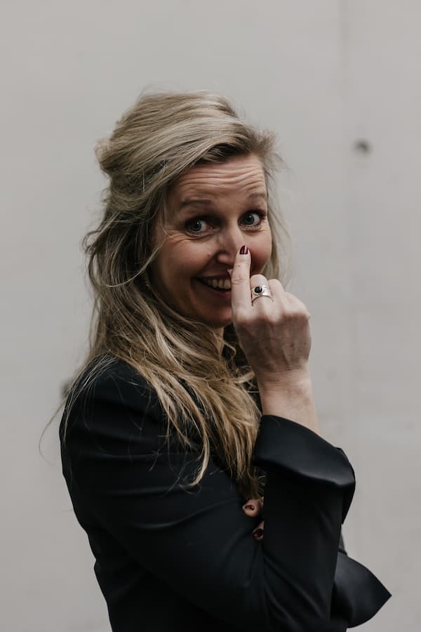 Branding shoot en zakelijk portret van een uitvaartverzorger, met een warme en persoonlijke uitstraling die vertrouwen en rust uitstraalt.