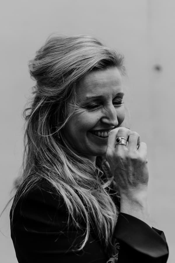 Branding shoot en zakelijk portret van een uitvaartverzorger, met een warme en persoonlijke uitstraling die vertrouwen en rust uitstraalt.