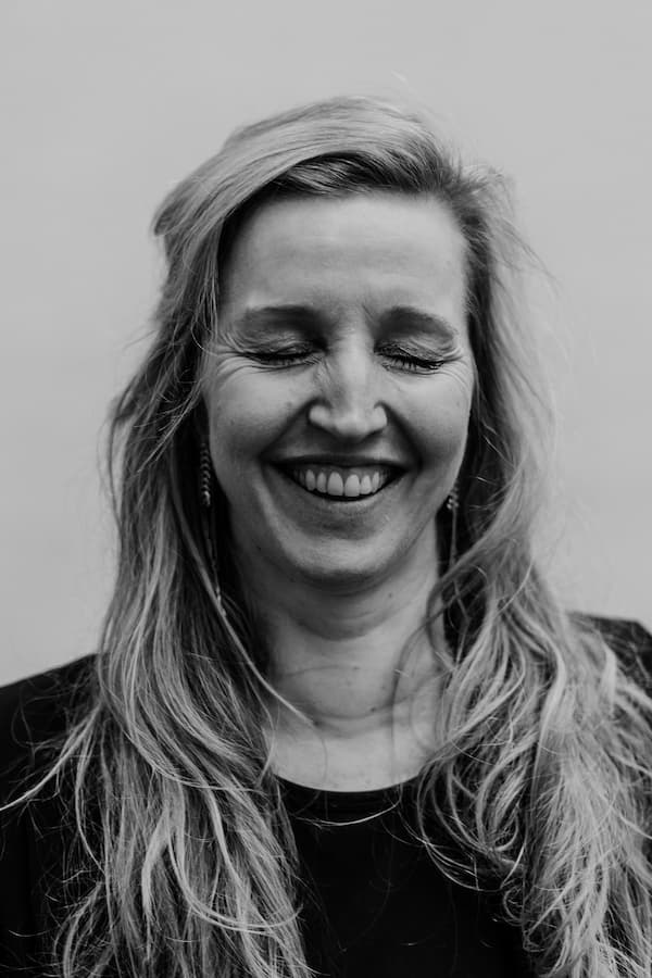 Branding shoot en zakelijk portret van een uitvaartverzorger, met een warme en persoonlijke uitstraling die vertrouwen en rust uitstraalt.