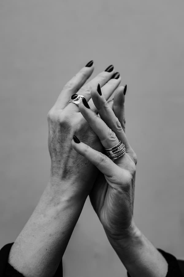 Branding shoot en zakelijk portret van een uitvaartverzorger, met een warme en persoonlijke uitstraling die vertrouwen en rust uitstraalt.