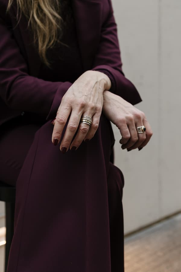 Branding shoot en zakelijk portret van een uitvaartverzorger, met een warme en persoonlijke uitstraling die vertrouwen en rust uitstraalt.