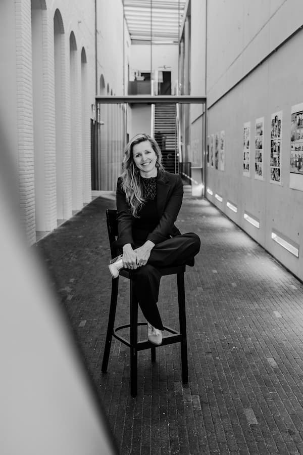 Branding shoot en zakelijk portret van een uitvaartverzorger, met een warme en persoonlijke uitstraling die vertrouwen en rust uitstraalt.