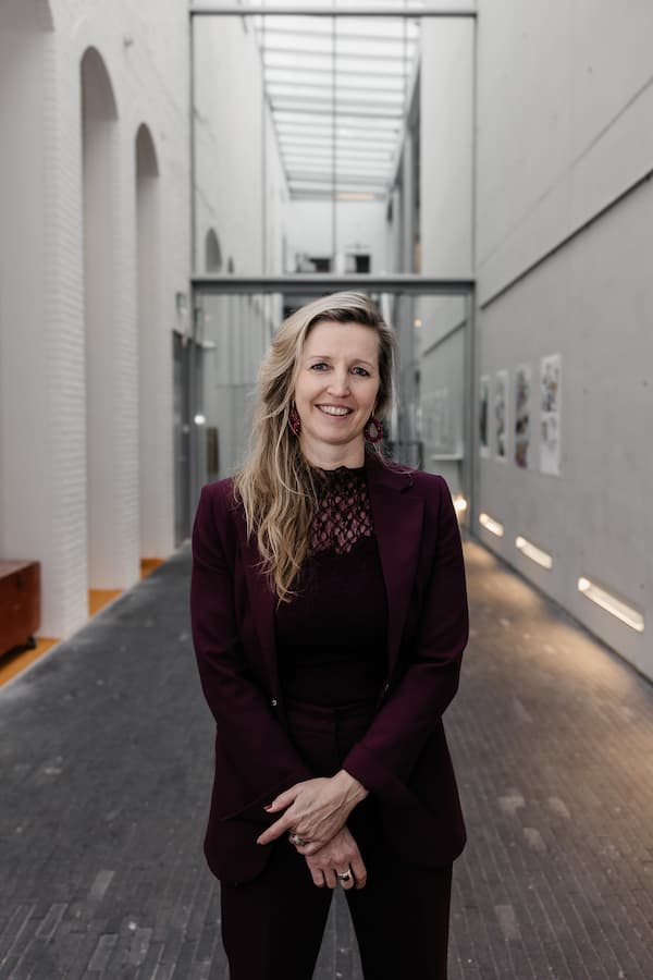 Branding shoot en zakelijk portret van een uitvaartverzorger, met een warme en persoonlijke uitstraling die vertrouwen en rust uitstraalt.