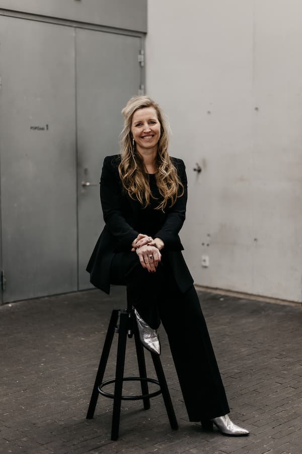 Branding shoot en zakelijk portret van een uitvaartverzorger, met een warme en persoonlijke uitstraling die vertrouwen en rust uitstraalt.