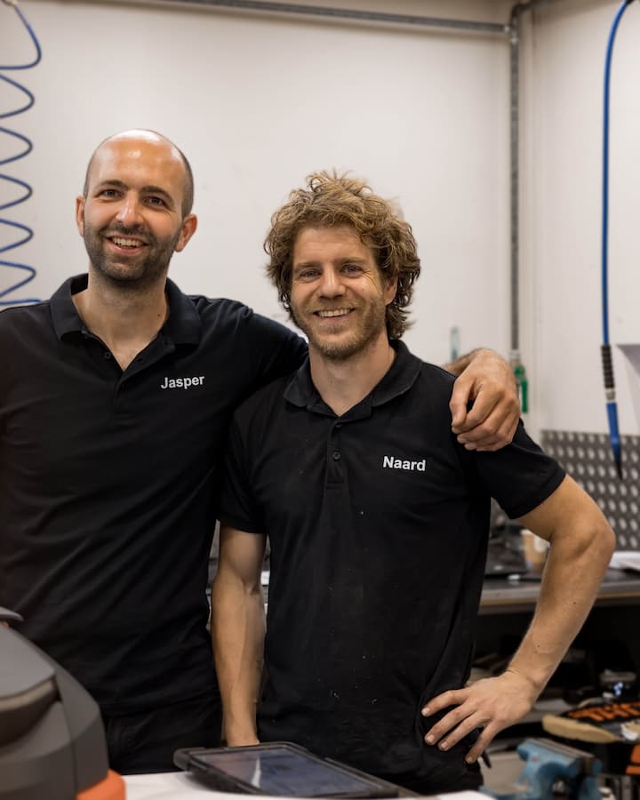 edrijfsfotografie van Van Den Berk Tuinmachines met teamfoto in de winkel.