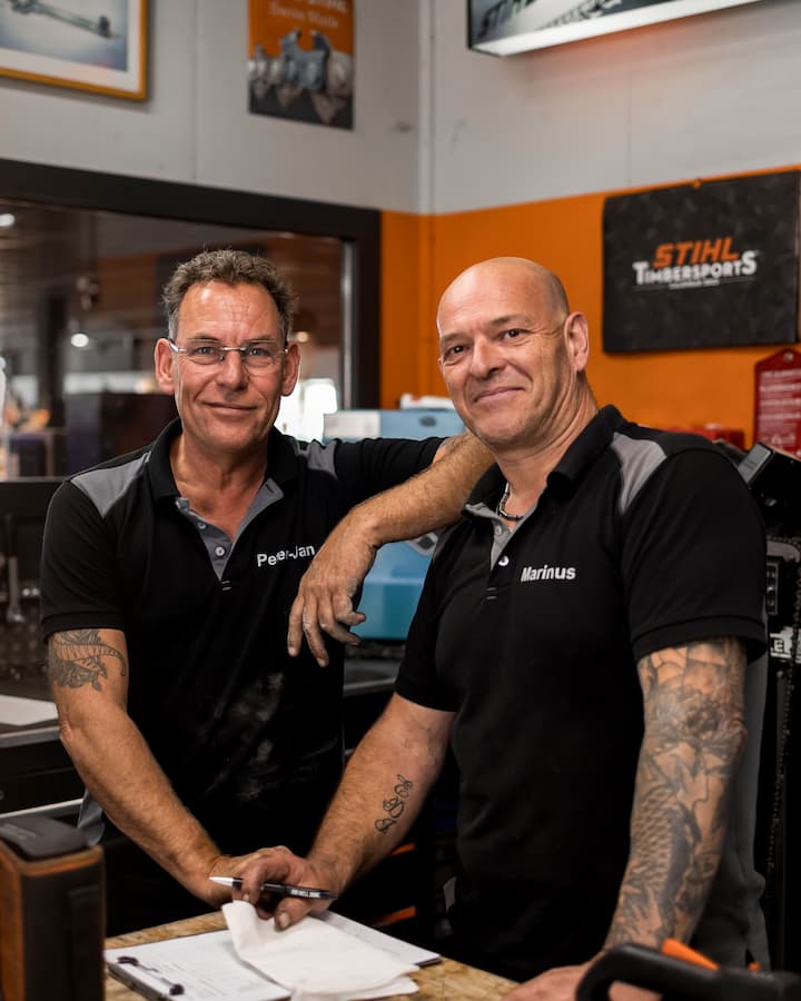 edrijfsfotografie van Van Den Berk Tuinmachines met teamfoto in de winkel.