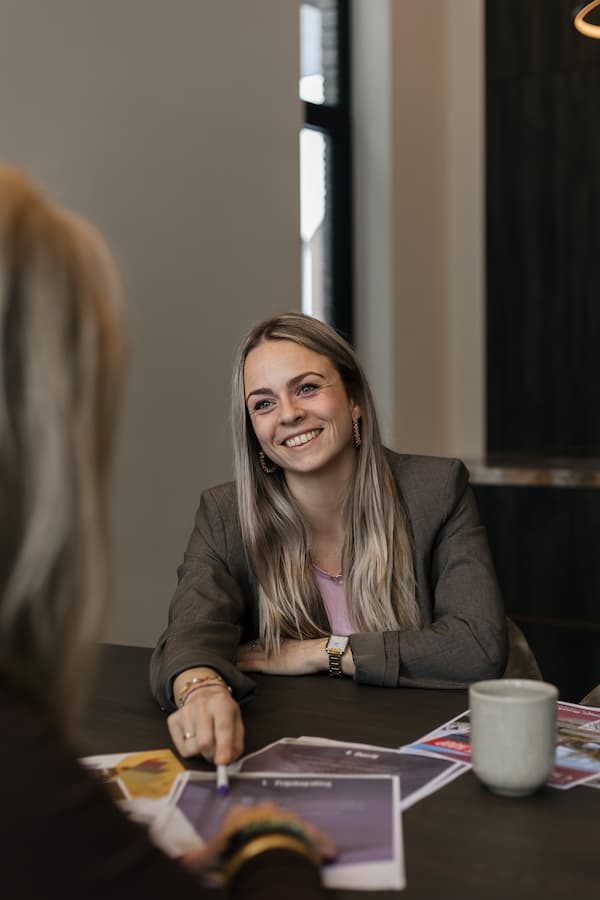 Bedrijfsfotografie van Vastgoed Totaal met professionele teamportretten.
