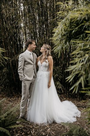 Trouwfotograaf Evelien Thijssen met bruidspaar bij trouwlocatie BY Loes in Deurne