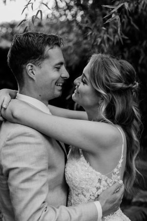 Trouwfotograaf Evelien Thijssen met bruidspaar bij trouwlocatie BY Loes in Deurne